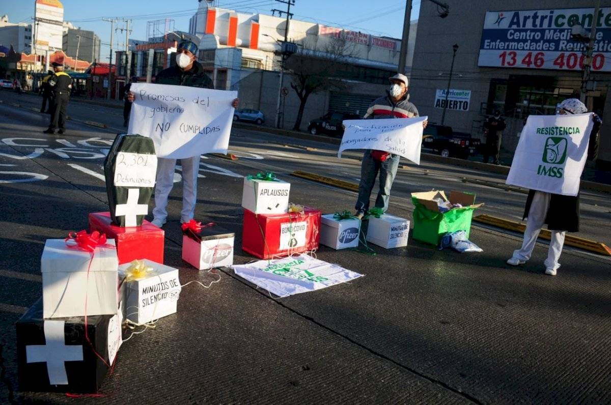 Manifestación afuera del Centro Médico Nacional de La Raza