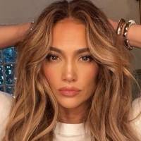 Jennifer Lopez confirma que es una súper estrella en el cierre del 2020 luciendo un jumpsuit plateado y un maxi abrigo de plumas