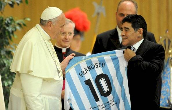 El Papa Francisco se reúne con Diego Maradona durante una audiencia con los jugadores de la
