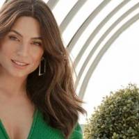 Ana Brenda Contreras cautiva en elegante falda de seda plateada y acogedor suéter tejido gris