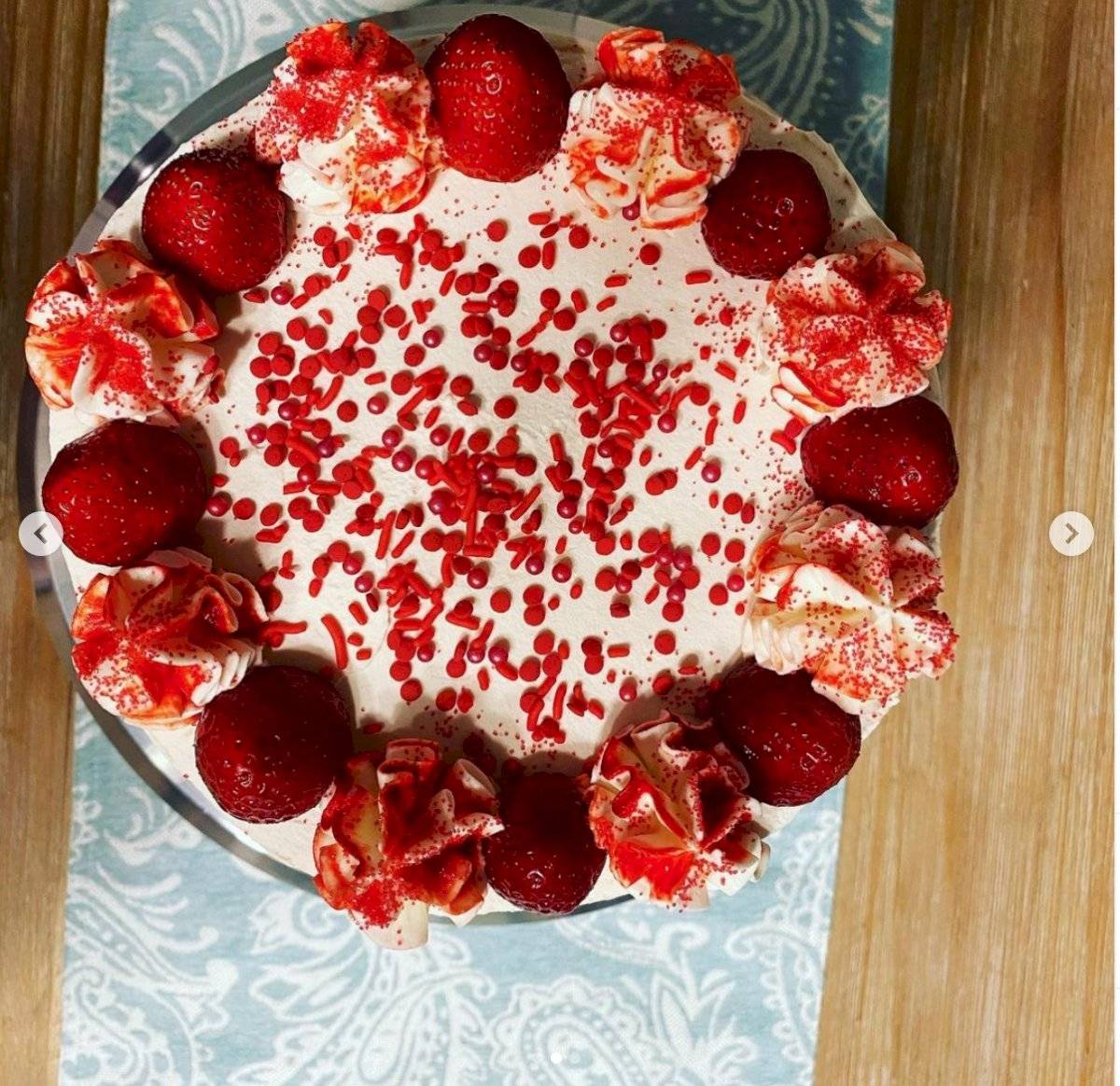 torta de merengue y frutillas