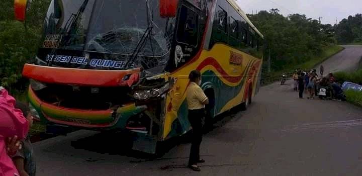 Choque de buses en la vía al Auca