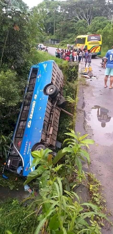 Bus cayó a un río tras chocar con otro en la vía al Auca