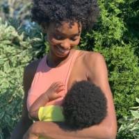 Modelo interrompe ensaio para amamentar e marca usa foto real do ato para campanha