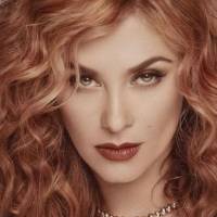 Aracely Arámbula arranca el 2021 con un elegante jumpsuit negro con volantes de tul y maxi botas