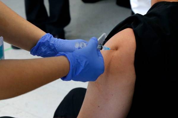 Enfermera vacunada se contagió de coronavirus: "Tiene un 95% de efectividad, pero después de la segunda dosis"