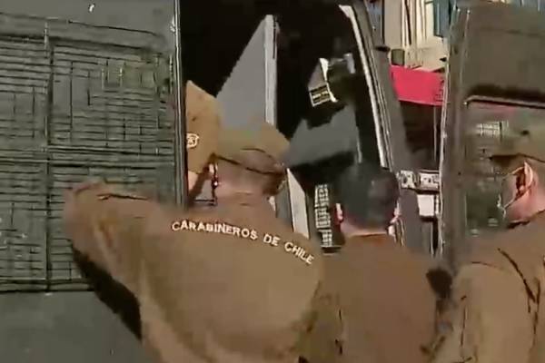 Alumnos de la Aces intentan tomarse el Mineduc en antesala de la PDT: camarógrafo de CHV detenido