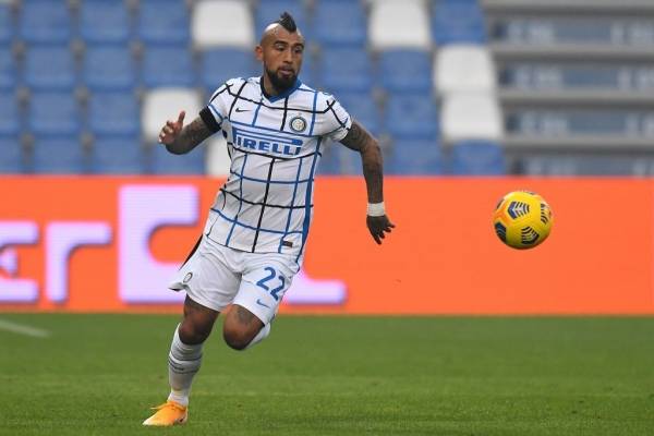 Arturo Vidal felicitó a Universidad Católica por "darle oportunidades a los futuros cracks"