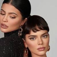 Kylie y Kendall Jenner en duelo de outfits invernales presumen sus lujosos abrigos y botas Pradas en sus vacaciones en Aspen