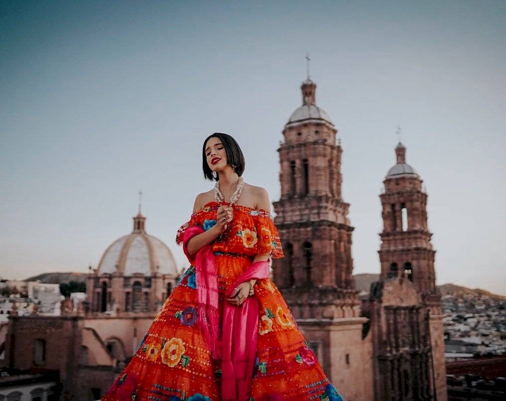 Ángela Aguilar reina de la elegancia en vestido de terciopelo verde con flecos
