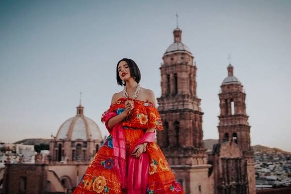 Ángela Aguilar reina de la elegancia en vestido de terciopelo verde con flecos