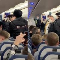 Un pasajero se niega a usar mascarilla y la policía lo saca de vuelo en Rusia