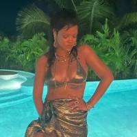 Rihanna con maxi vestido boho chic y detalles en encaje tiene el look ideal de fin de semana