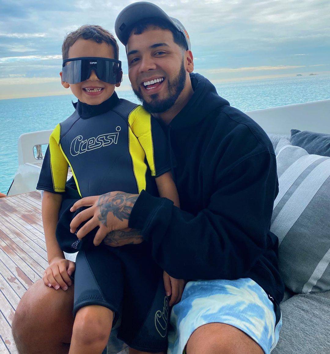 Anuel AA y su hijo Karol G