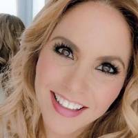 Lucero deslumbra con su look más colorido usando una blusa de gasa fucsia y una falda lápiz azul eléctrico