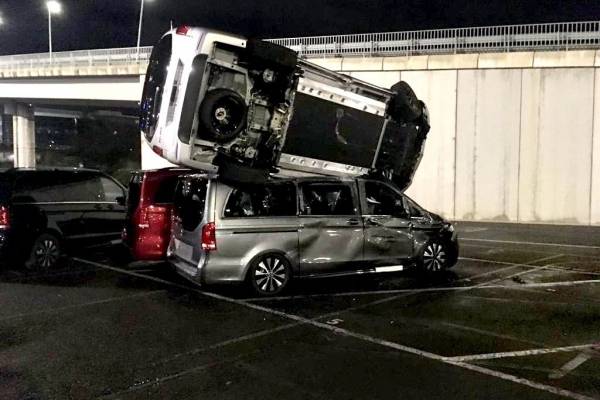 ¿Una venganza? Despedido extrabajador de Mercedes roba retroexcavadora y destroza 50 vehículos