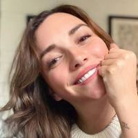 Regina Blandón fascina formal y rebelde en un pantalón de cuero con un maxi blazer
