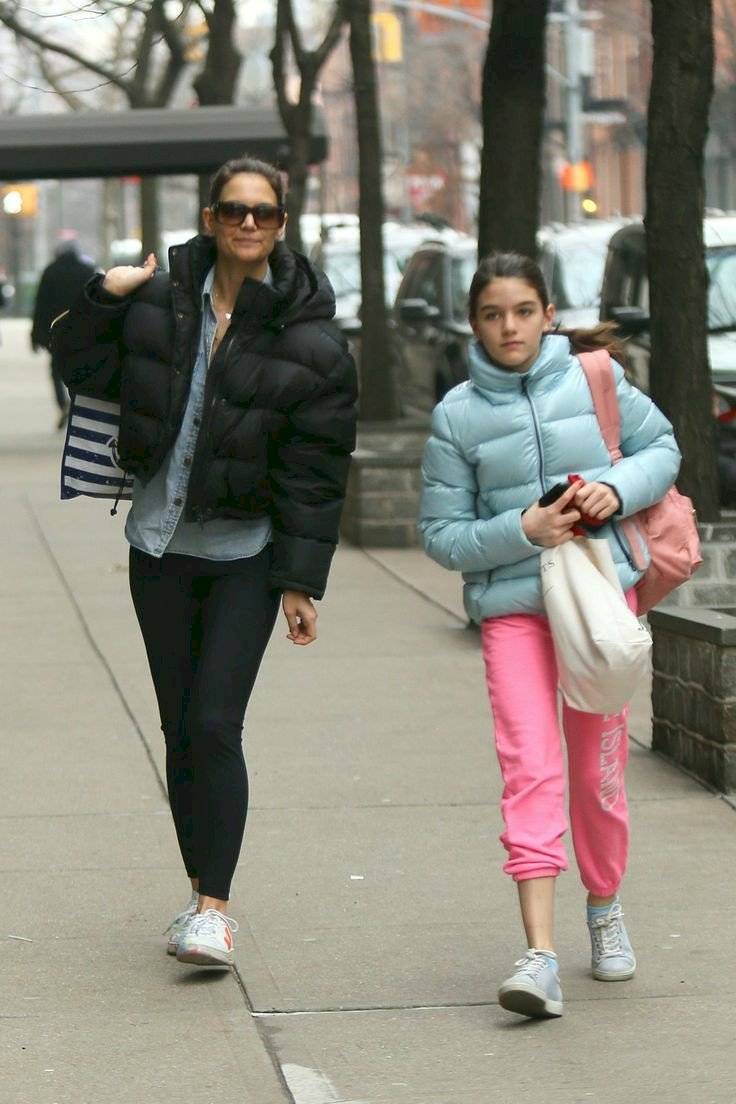 La hija de Tom cruise y su madre Katie Holmes comparten dos looks con gorras de terciopelo y chaquetas ¿Quién luce mejor?