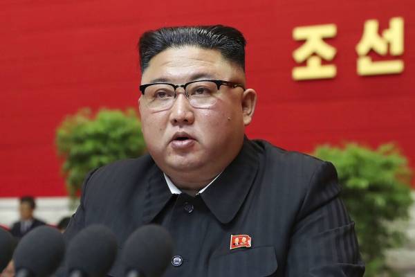 Kim Jong-un admite errores en la estrategia económica y afirma que las dificultades que enfrenta son "las peores de la historia"
