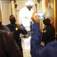 Investigarán policías que no detuvieron a insurgentes de entrar al Capitolio