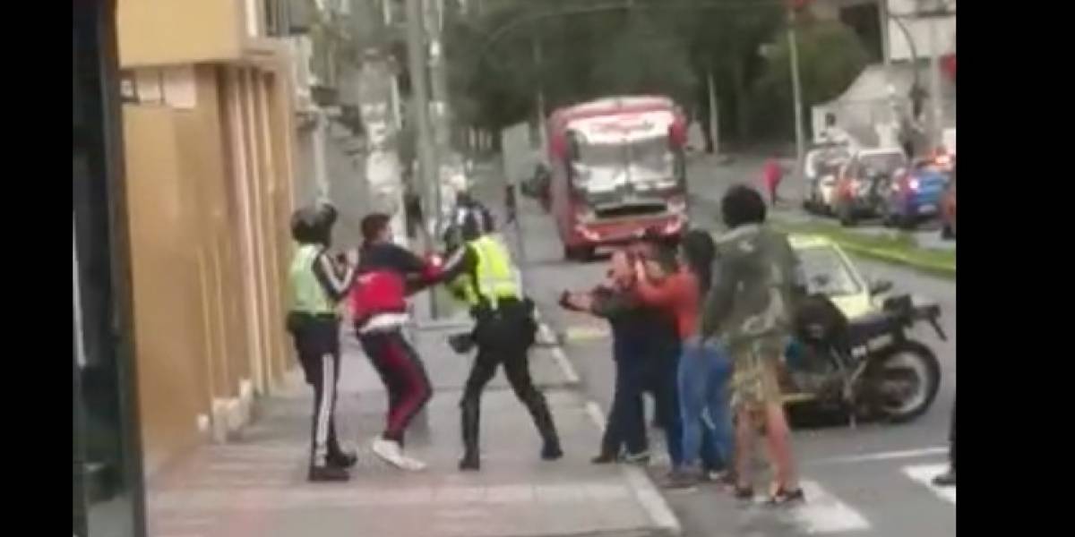 Captan agresión de taxista a un agente de tránsito en Quito