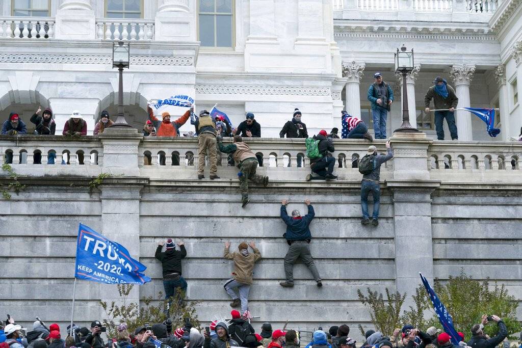 Cuatro muertos y varios policías heridos durante asalto al Capitolio, Estados Unidos