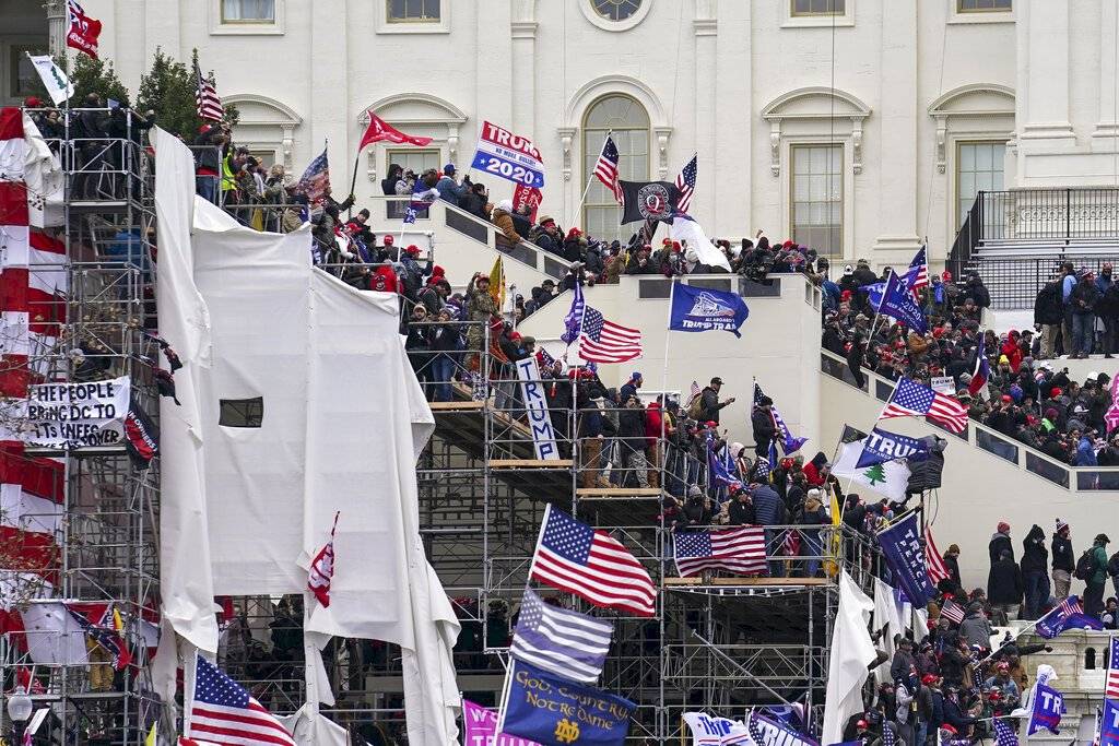 Cuatro muertos y varios policías heridos durante asalto al Capitolio, Estados Unidos