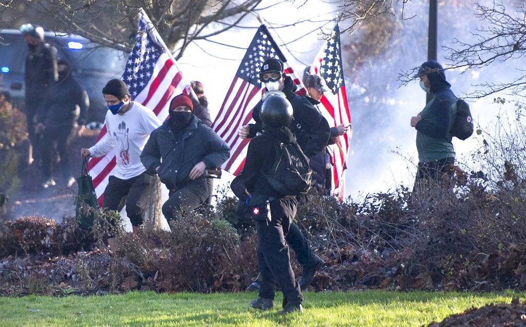 Cuatro muertos y varios policías heridos durante asalto al Capitolio, Estados Unidos