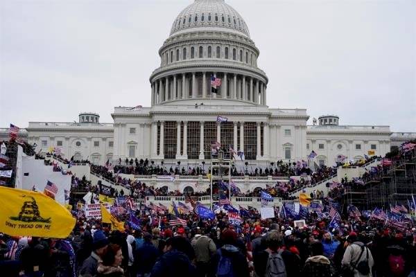 Cuatro muertos y varios policías heridos durante asalto al Capitolio, Estados Unidos