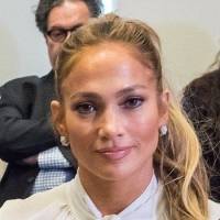 Jennifer Lopez disfruta de unas vacaciones de playa luciendo un traje de baño negro que la deja al natural revelando su celulitis
