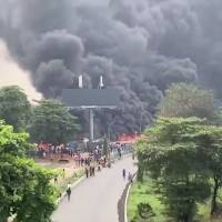 Mega explosión sorprende a automovilistas en Nigeria
