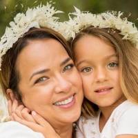 Adamari López y su hija Alaïa se visten iguales con mini vestido “Baby Playa” y son la inspiración para una mamá