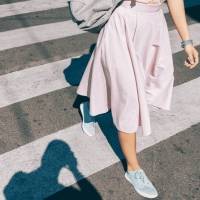 Aprenda a combinar roupas delicadas com tênis seguindo estes truques simples