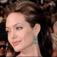 Angelina Jolie se viste de blanco en un ceñido vestido midi y comparte un día de compras con Zahara y Shiloh