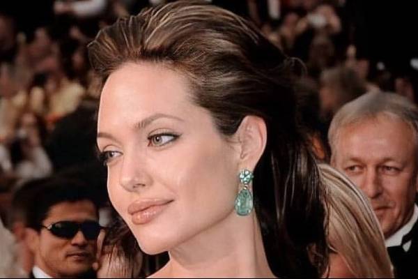 Angelina Jolie se viste de blanco en un ceñido vestido midi y comparte un día de compras con Zahara y Shiloh