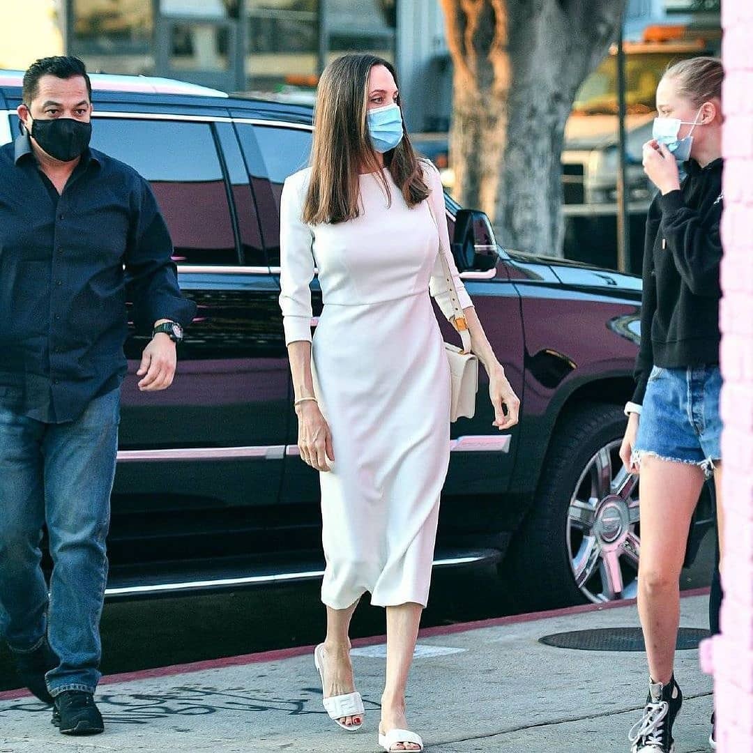 Angelina Jolie se viste de blanco en un ceñido vestido midi y comparte un día de compras con Zahara y Shiloh angelina jolie