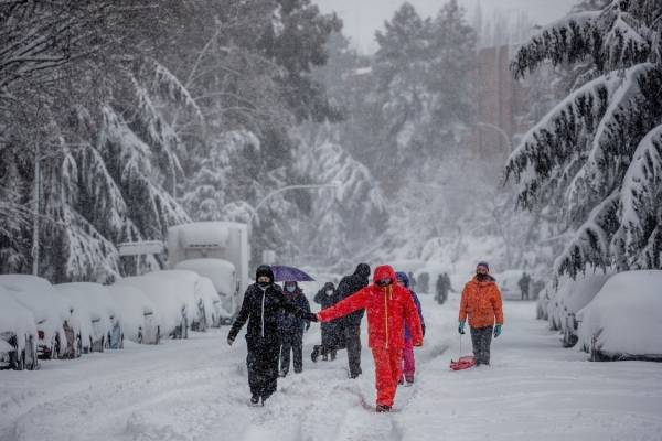 Video registra la tormenta de nieve del siglo que maravilla a los habitantes de Madrid en plena pandemia