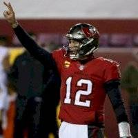 Tom Brady conduce a Buccaneers a su primer triunfo en playoffs desde 2003