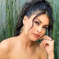 Kristal Silva deslumbra en entallado vestido de terciopelo amarillo con mangas bombachas