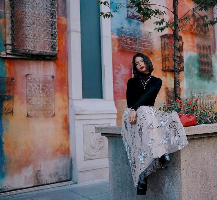 Ángela Aguilar luce la falda de tul plisada más romántica para la próxima primavera y la combina con un jersey negro