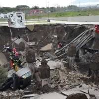 Enorme socavón se traga varios autos afuera de un hospital en Nápoles