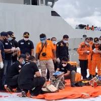 Recuperan partes del avión y restos humanos en lugar del accidente de vuelo de Sriwijaya Air