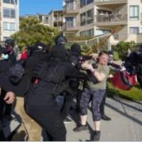 Manifestantes a favor y en contra de Trump se enfrentan en San Diego