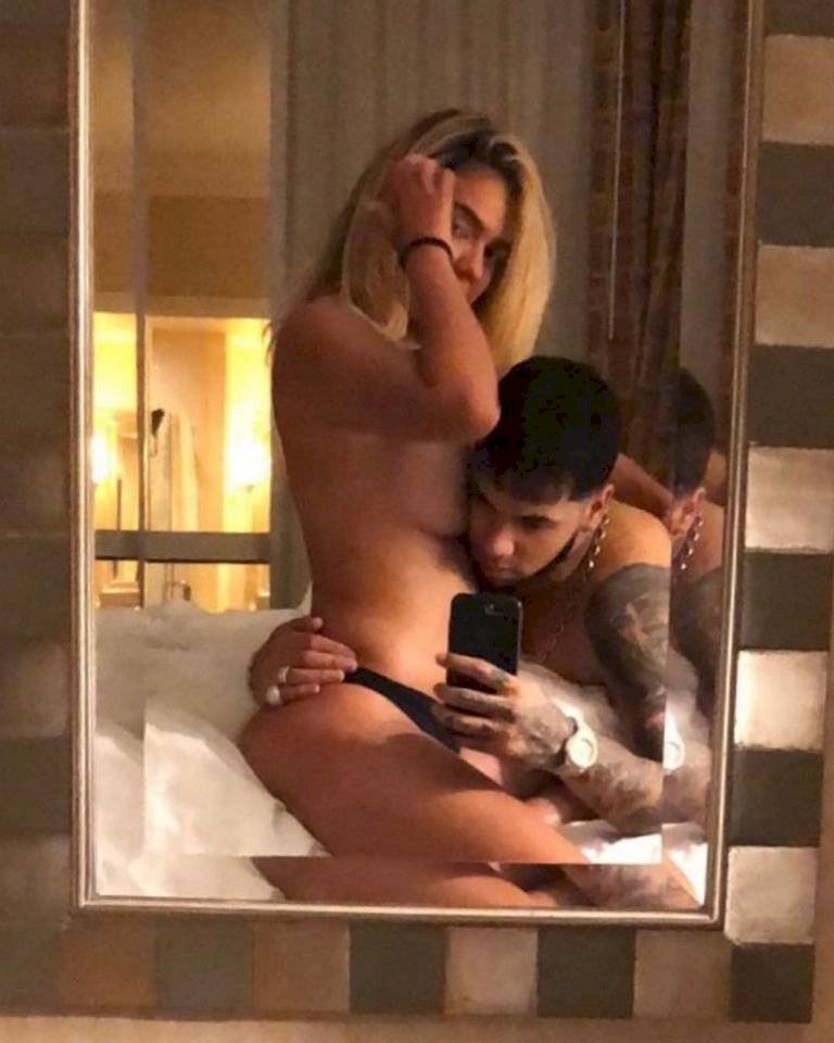 La foto sexy de Karol G y Anuel AA que quiere censurar Instagram