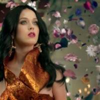 Após dar à luz, Katy Perry exibe curvas naturais e propaga a maternidade real