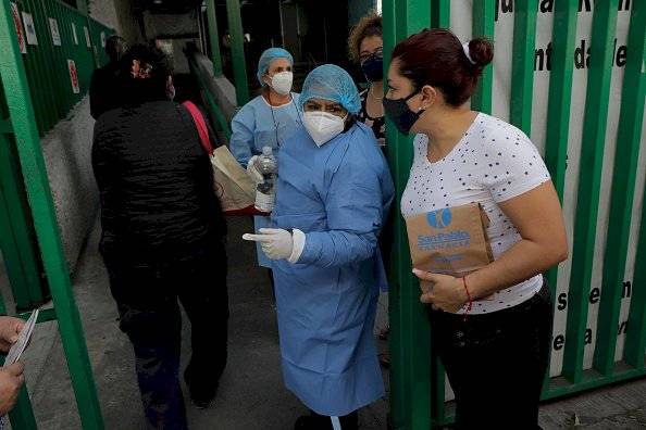 México comenzó la inmunización del personal médico el 24 de diciembre,