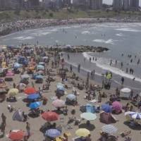 Playas de Mar del Plata repletas de gente en medio del aumento de casos de coronavirus