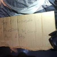 Policía investiga cadáver con letrero que identifica como responsable de asesinar agentes