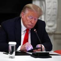 YouTube suspende el canal de Trump por al menos una semana