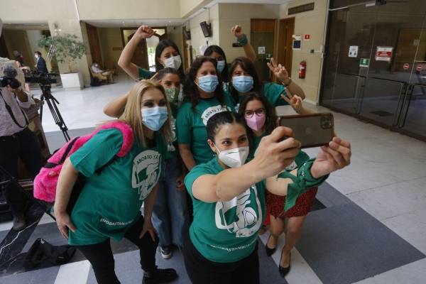 Poleras y pañoletas verdes se toman el Congreso en inicio de tramitación del aborto